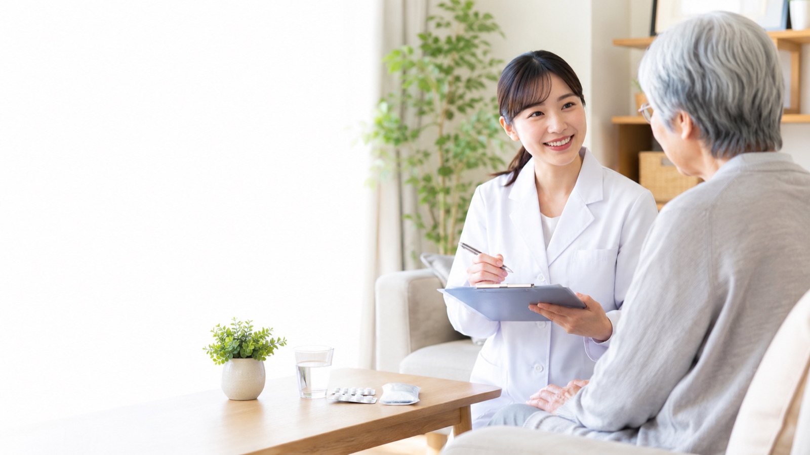 患者に服薬説明をする薬剤師