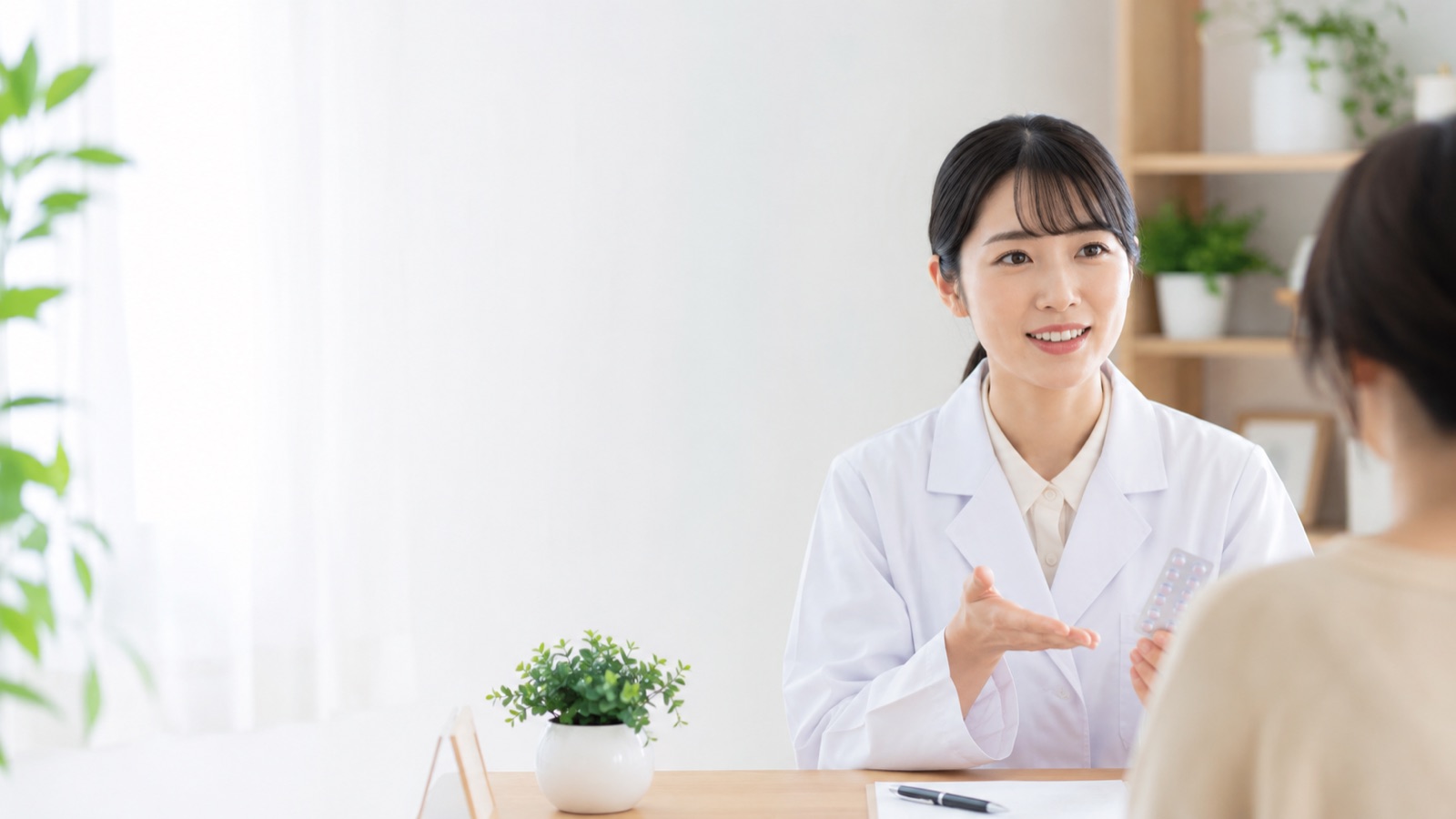 来客と面談する薬剤師